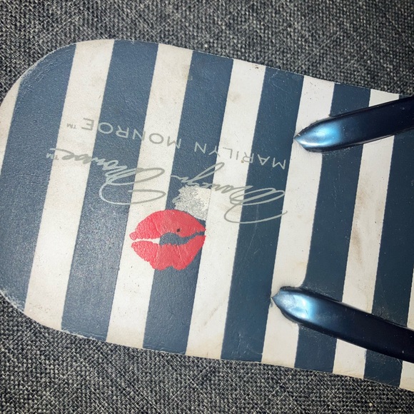 Marilyn Monroe signature series flip flop thong beach sandals ladies size 9.5 - Picture 3 of 9
